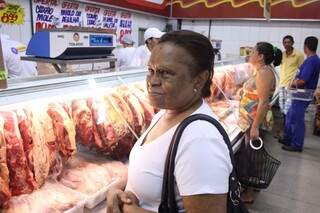 Deolinda não se incomoda de ficar na fila para comprar carne mais barata (Foto: Marcos Ermínio) 