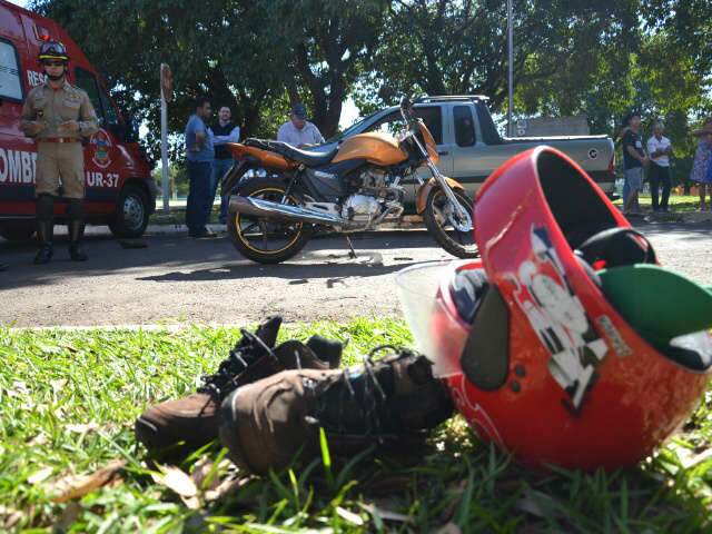  Moto bate em 2 carros e piloto e passageiro ficam feridos