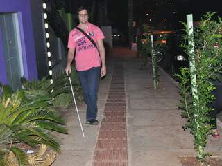 Deficiente visual caminha em calçada de Campo Grande; censo do IBGE de 2010 aponta que 4,9 mil pessoas são cegas no Estado. (Foto: Arquivo)
