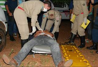 O Corpo de Bombeiros de Fátima do Sul, esteve no local e socorreu a vítima até o hospital. (Foto: Washington Lima /Fátima News)