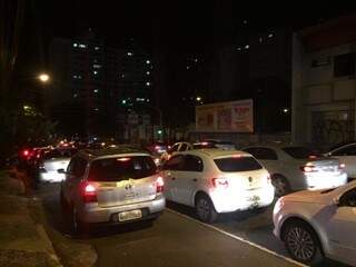 Filas duplas e trânsito intenso acontecem sem fiscalização no local (Foto: Direto das Ruas)