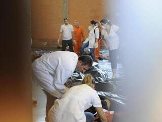 Todos os 233 corpos foram levados para o ginásio do Centro Centro Desportivo Municipal de Santa Maria. (Foto: Adriana Franciosi/Agencia RBS)