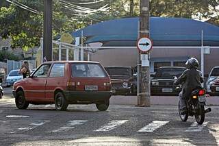 Condutores ignoram a placa sinalizando o único sentido da via (Foto: Cleber Gellio)