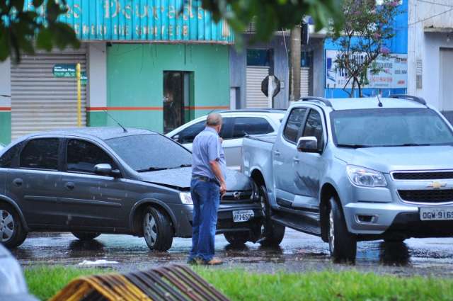 Chuva com vento derruba &aacute;rvores e causa preju&iacute;zos no centro e bairros