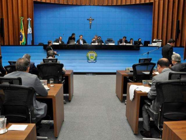 Deputados aprovam licen&ccedil;a-paternidade de 20 dias para servidores