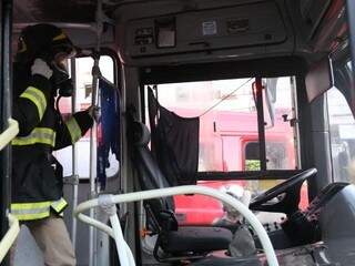 Bombeiro dentro do ônibus (Foto: Fernando Antunes)