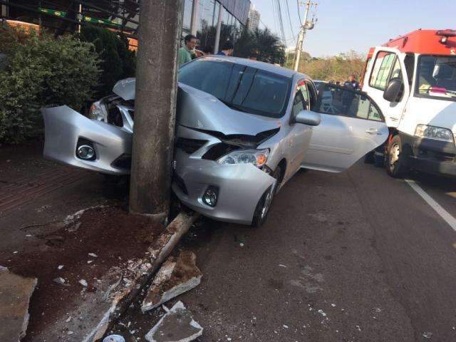 Mulher se vira para olhar beb&ecirc;, perde o controle e bate carro em poste 