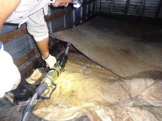 Foram encontrados 620 quilos de maconha em um fundo falso do veículo. (Foto: divulgação)
