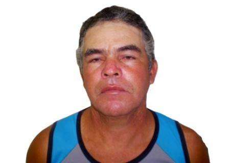 Homem tenta matar esposa com fac&atilde;o na frente dos filhos