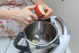 Corte as maçãs em pedaços e coloque no liquidificador (Foto: Fernando Antunes)