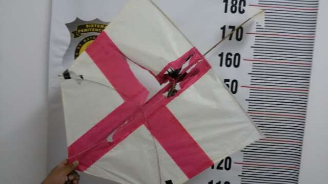 Agentes flagram pipa &ldquo;recheada&rdquo; com carregador em pres&iacute;dio da Capital 