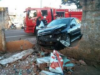 Após atropelar moto, carro bateu em muro. (Foto: Repórter News)