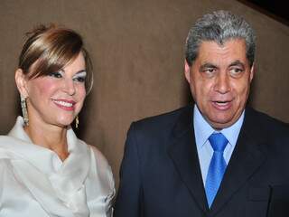 André ao lado de sua esposa, Beth Puccinelli, durante a cerimônia de diplomação. (Foto: João Garrigó).
