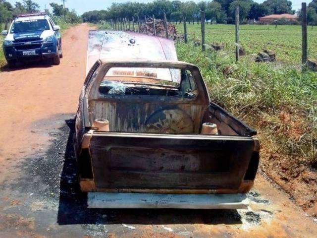 Picape furtada &eacute; encontrada totalmente destru&iacute;da pelo fogo em estrada vicinal 