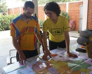 Casal olha no mapa o percurso que já percorreu até chegar na Capital (Fotos: Marcos Ermínio)