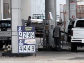 Consumidores já estão abastecendo com diesel mais barato na Capital (Foto: Saul Schramm)