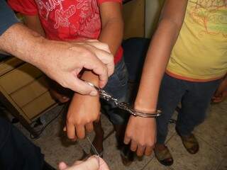 Crianças ficaram horas presas por par de algemas  (Foto: Divulgação/PM)