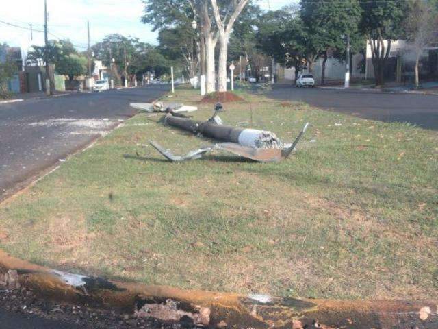 Adolescente invade oficina, furta tr&ecirc;s carros e derruba poste com um deles