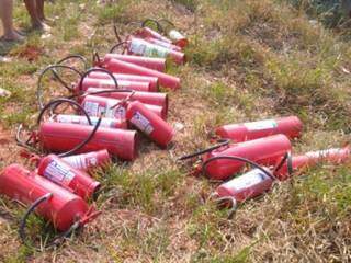 Extintores usados para controlar chamas de incêndio em veículo (Foto: Direto das Ruas)