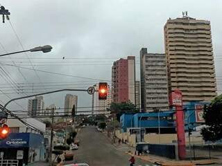 Imagem da Rua 13 de Junho com a Maracaju mostra tempo nublado durante a manhã em Campo Grande (Foto: Saul Schramm)