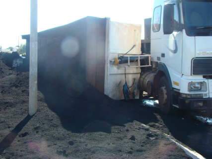 Carroceria de carreta carregada de carvão tomba na BR-262