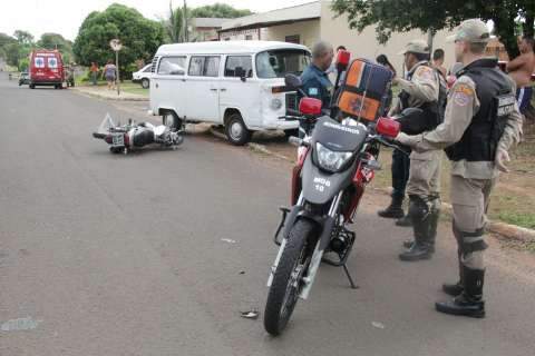 Motociclista não trava capacete e fica em estado grave após acidente