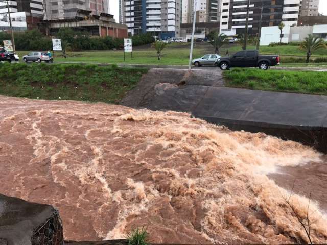 Mesmo r&aacute;pidas, pancadas de chuva trazem antigos transtornos na Capital