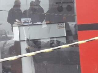 Homem foi morto por pistoleiro dentro de centro automotivo, em Ponta Porã (Foto: Direto das Ruas)