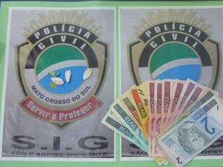 Dinheiro e trouxinhas de pasta base apreendidas com garoto de 15 anos. (Foto: Divulgação Polícia Civil)