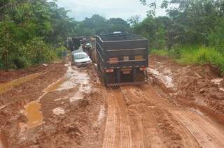 Carro ficou atolado na lama após a chuva de quarta-feira (26). (Foto: Chapadense News)