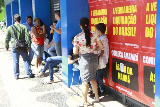 Espera de 37 horas, venda de senha e tumulto marcam promo&ccedil;&atilde;o de loja