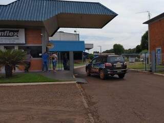 Viatura da Polícia Militar chega à indústria, onde funcionário morreu nesta manhã (Foto: Adilson Domingos)