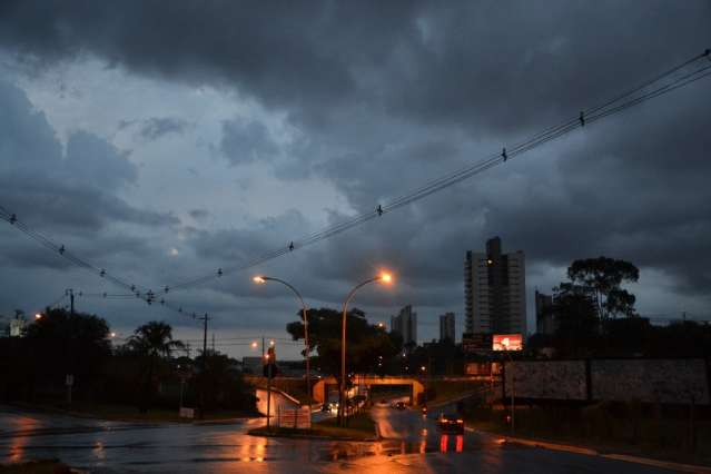 Tarde de feriado tem chuva e raios em Campo Grande