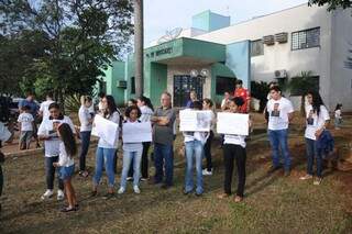 Familiares protestaram na tarde desta quarta-feira em frente de delegacia (Fotos: Paulo Francis)