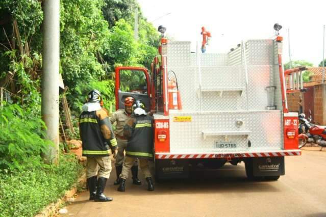 Inc&ecirc;ndio em entidade mobiliza bombeiros e deixa uma mulher ferida