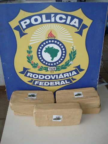  Policial &agrave; paisana flagra desempregado com 5 kg de coca&iacute;na em &ocirc;nibus