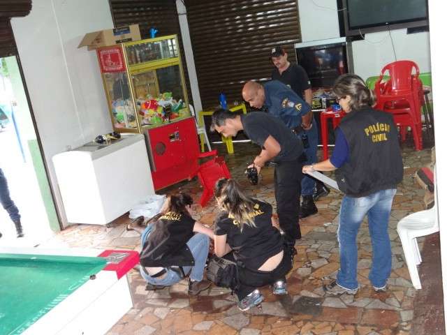 Ao sair de bar, homem de 26 anos &eacute; baleado com seis tiros e morre