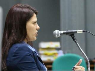 Carla Maiara de Medeiros Dias durante sua oitiva no júri de seu namorado, nesta terça-feira (Fotos: André Bittar)