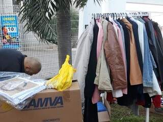 Na ocasião várias peças de roupas e calçados foram doadas (Foto: reprodução/Facebook)