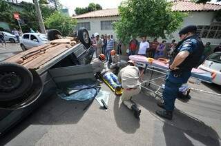 Uno capotou e condutor ficou ferido após colisão no Centro (Foto: Marcelo Calazans)
