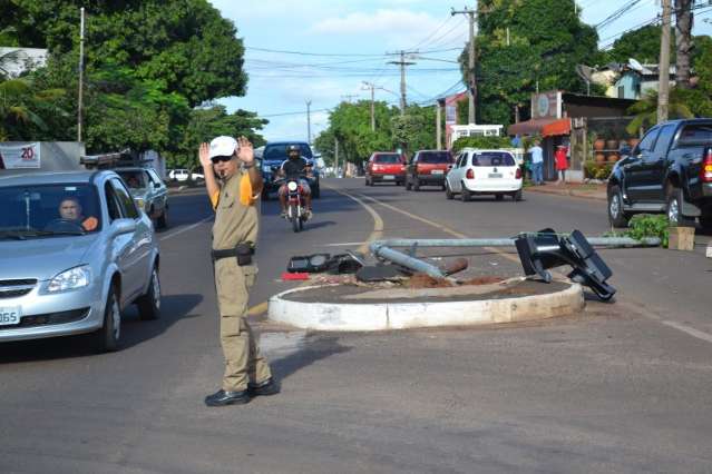 Sem&aacute;foro destru&iacute;do ser&aacute; trocado ainda hoje, informa secret&aacute;rio 