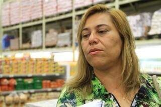 Maria Rosemeire trabalha com o marido e filhos na plantação de hortifrutis e para produção de tomates, investiu R$ 1 mil com irrigação. (Foto: Marcos Ermínio)