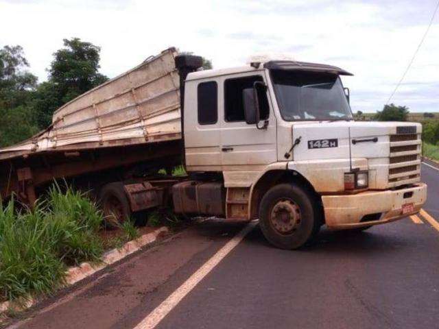 Problema mec&acirc;nico faz carreta carregada de a&ccedil;&uacute;car cair em ribanceira na MS-276