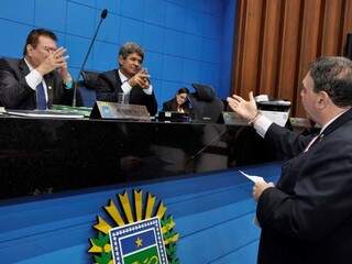 Da esquerda para direita, Maurício Picarelli, Rinaldo Modesto, ambos do PSDB, e Paulo Siufi (MDB) na frente da mesa diretora. (Foto: Luciana Nassar/ALMS/Arquivo).