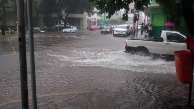 Chuva forte alaga v&aacute;rios pontos da Capital