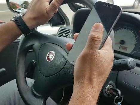 Por hora, 10 motoristas s&atilde;o flagrados usado celular enquanto dirigem