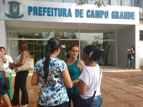 Concursadas v&atilde;o ao Pa&ccedil;o Municipal e cobram do prefeito adequa&ccedil;&atilde;o de lei