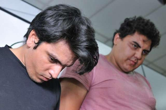 Dupla atraiu professor pelo WhatsApp e o matou ao fazer massagem