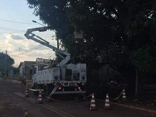 Depois de 28 horas após chamado, equipe de Energisa faz reparos na rede (Foto: Liniker Ribeiro)