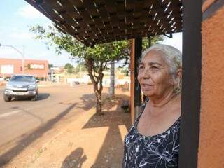 Maria de Fátima Braz, 65 anos, vive há 45 anos na região do Taquarussú, um dos bairros cortados pelo Rio Anhanduí (Foto: Paulo Francis)